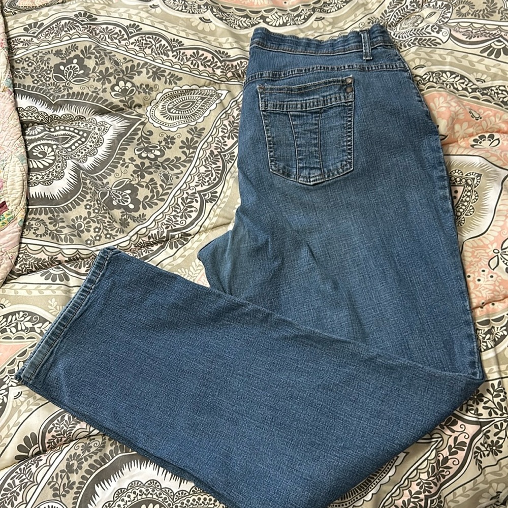 Lee jeans, size 18, super flattering on!